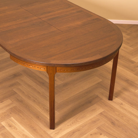 Svenskt runt matbord i valnöt av Nils Jonsson för Troeds