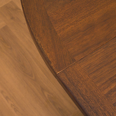 Svenskt runt matbord i valnöt av Nils Jonsson för Troeds