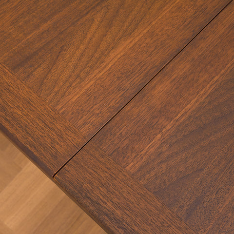 Svenskt runt matbord i valnöt av Nils Jonsson för Troeds