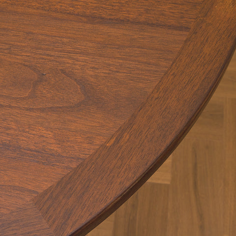 Svenskt runt matbord i valnöt av Nils Jonsson för Troeds