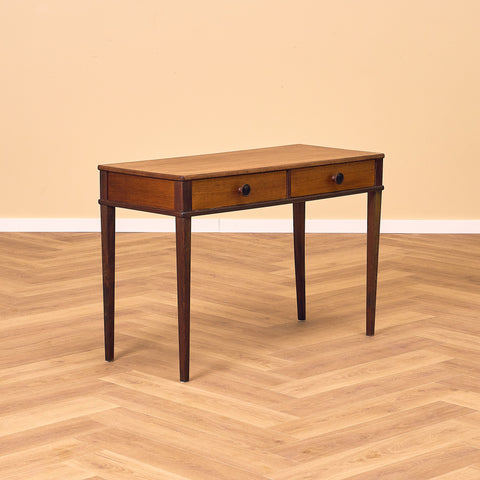 Svenskt sidobord i teak och bok