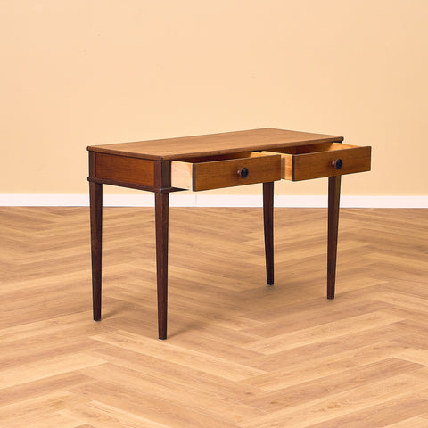 Svenskt sidobord i teak och bok