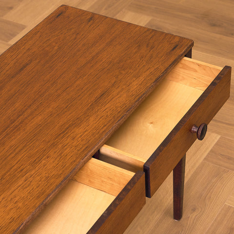 Svenskt sidobord i teak och bok