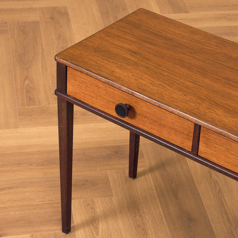 Svenskt sidobord i teak och bok