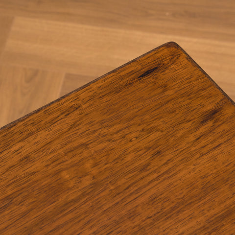 Svenskt sidobord i teak och bok