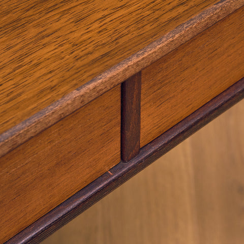 Svenskt sidobord i teak och bok