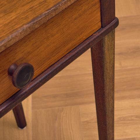 Svenskt sidobord i teak och bok