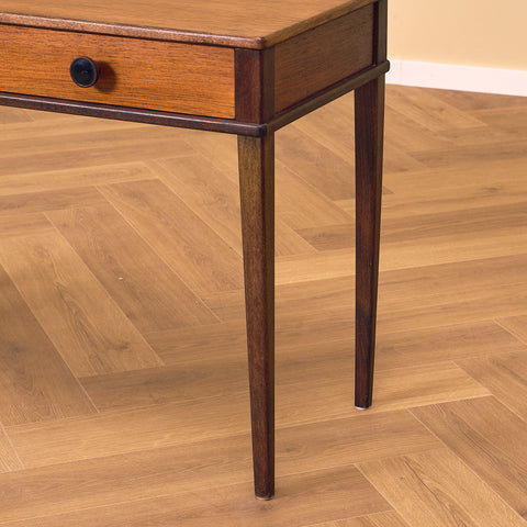 Svenskt sidobord i teak och bok