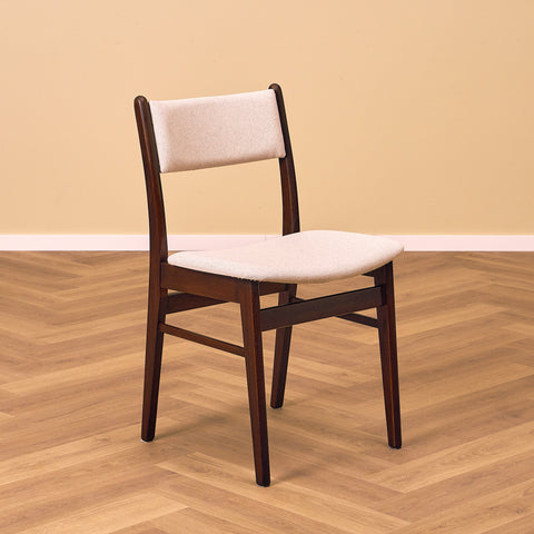 Danska matstolar i teak och bok av Findahl