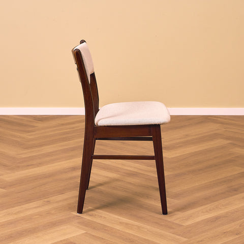 Danska matstolar i teak och bok av Findahl