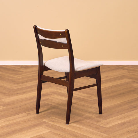 Danska matstolar i teak och bok av Findahl