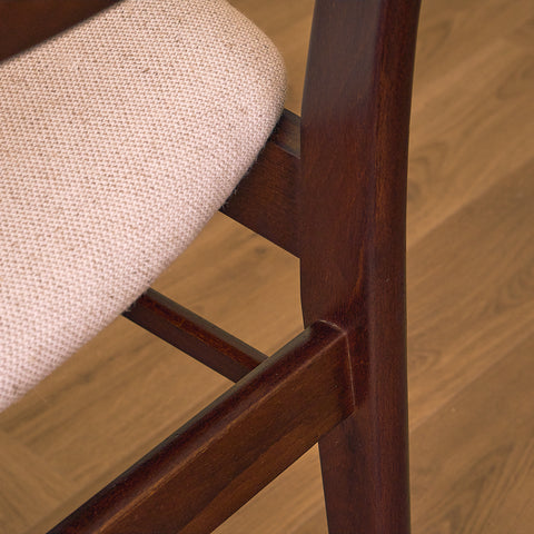 Danska matstolar i teak och bok av Findahl