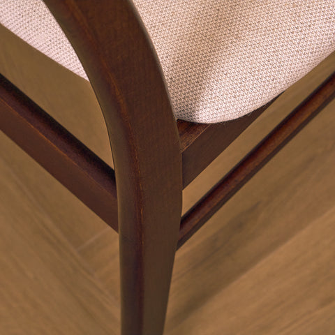 Danska matstolar i teak och bok av Findahl