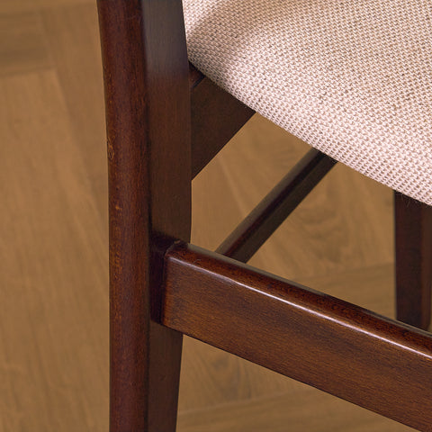 Danska matstolar i teak och bok av Findahl