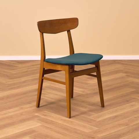 Danska matstolar i teak och bok av Findahl