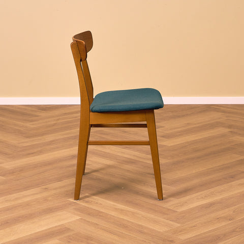 Danska matstolar i teak och bok av Findahl