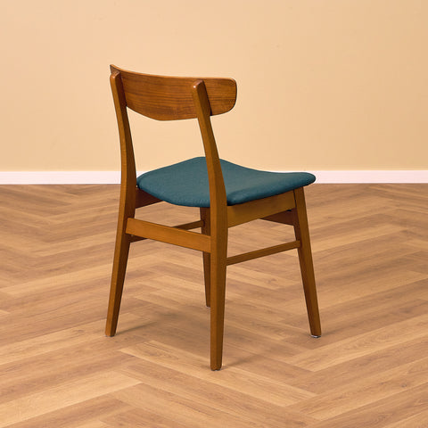 Danska matstolar i teak och bok av Findahl