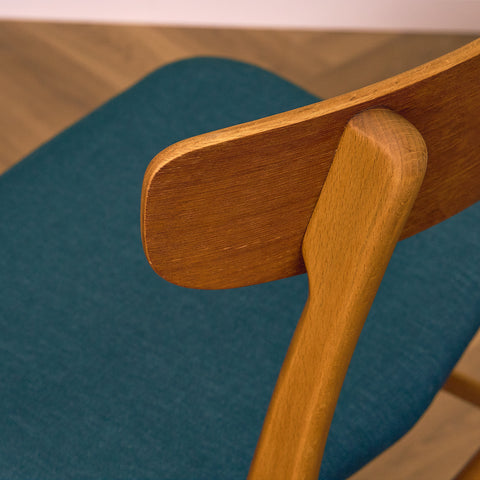 Danska matstolar i teak och bok av Findahl