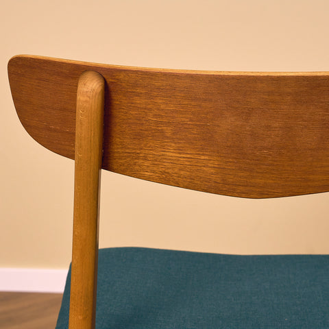 Danska matstolar i teak och bok av Findahl