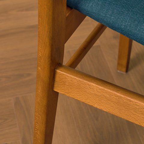 Danska matstolar i teak och bok av Findahl