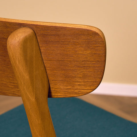 Danska matstolar i teak och bok av Findahl