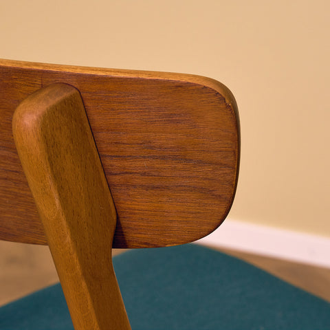 Danska matstolar i teak och bok av Findahl