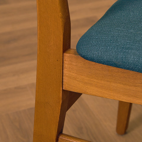 Danska matstolar i teak och bok av Findahl