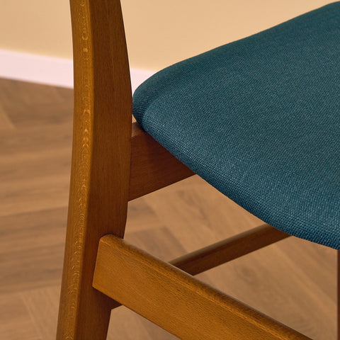 Danska matstolar i teak och bok av Findahl