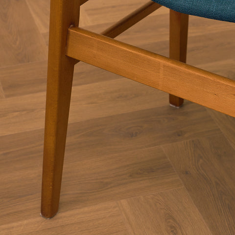 Danska matstolar i teak och bok av Findahl