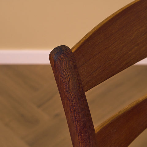 Svenska matstolar i teak