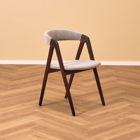 Danskt set med 8 matstolar i valnöt från Sax Møbler