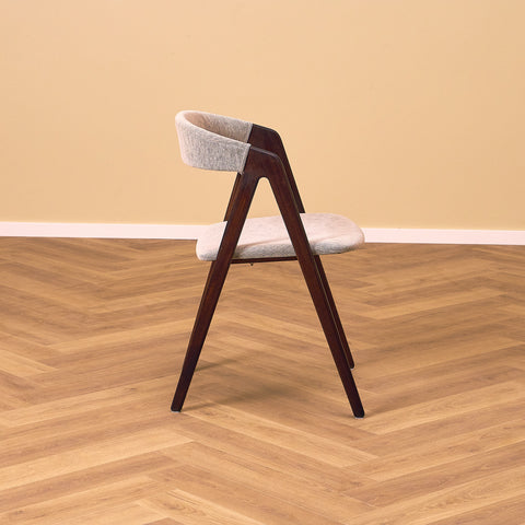 Danskt set med 8 matstolar i valnöt från Sax Møbler