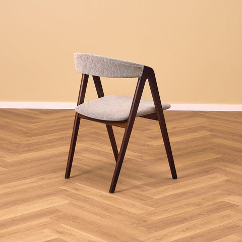 Danskt set med 8 matstolar i valnöt från Sax Møbler