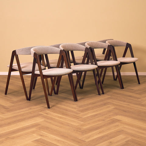 Danskt set med 8 matstolar i valnöt från Sax Møbler