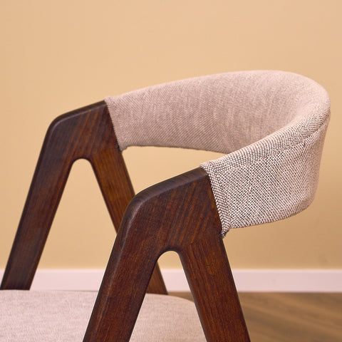 Danskt set med 8 matstolar i valnöt från Sax Møbler