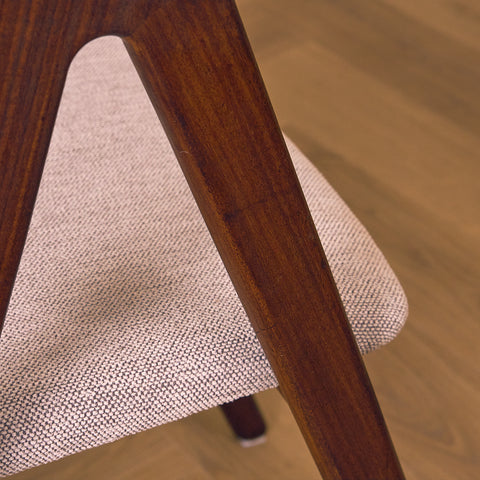 Danskt set med 8 matstolar i valnöt från Sax Møbler