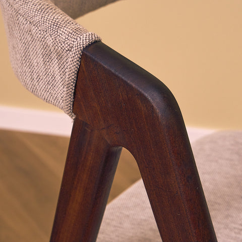 Danskt set med 8 matstolar i valnöt från Sax Møbler