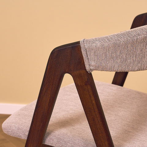 Danskt set med 8 matstolar i valnöt från Sax Møbler