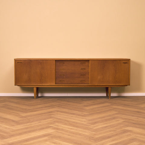 Danskt sideboard i ek av Anker Sørensen