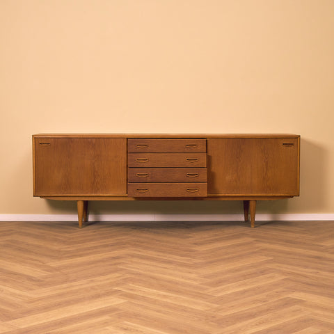 Danskt sideboard i ek av Anker Sørensen