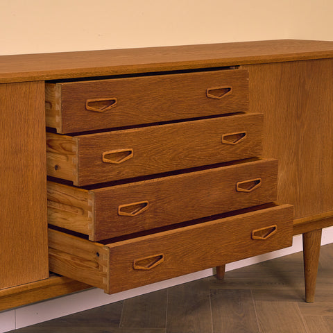 Danskt sideboard i ek av Anker Sørensen