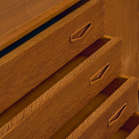 Danskt sideboard i ek av Anker Sørensen