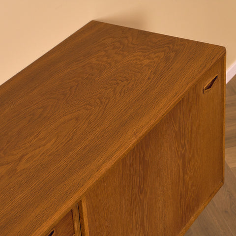 Danskt sideboard i ek av Anker Sørensen