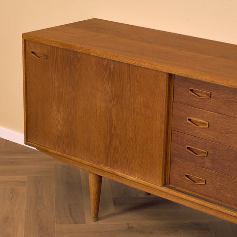 Danskt sideboard i ek av Anker Sørensen