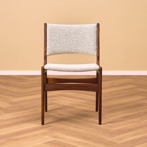 Danska matstolar i valnöt av Erik Buch, modell 89