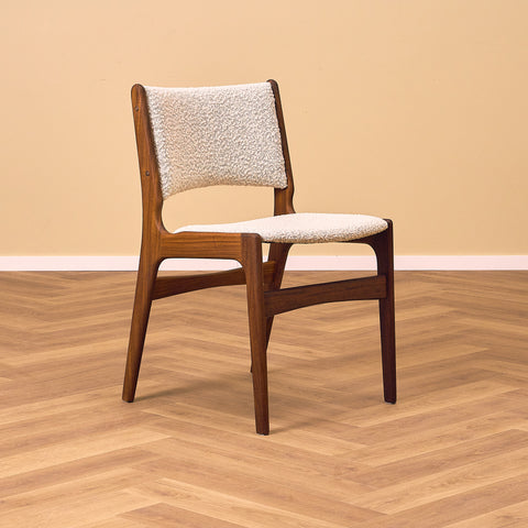 Danska matstolar i valnöt av Erik Buch, modell 89