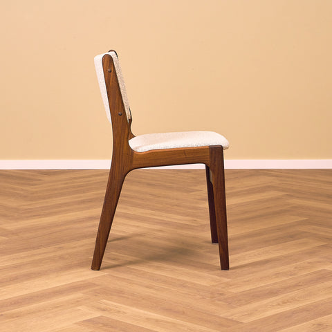 Danska matstolar i valnöt av Erik Buch, modell 89