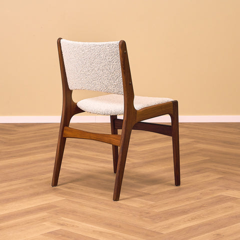 Danska matstolar i valnöt av Erik Buch, modell 89