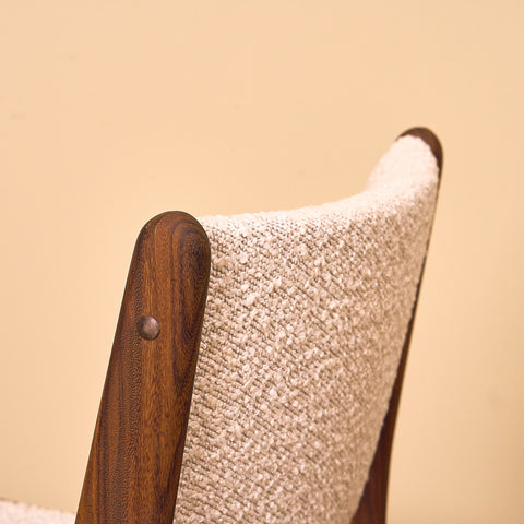 Danska matstolar i valnöt av Erik Buch, modell 89