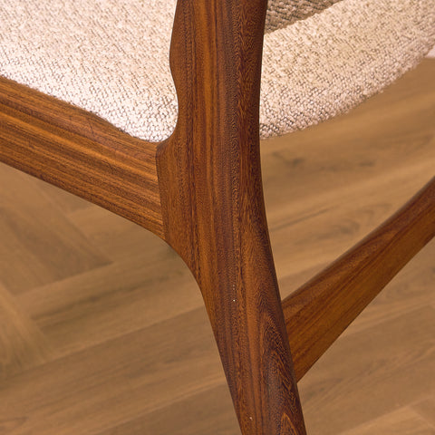 Danska matstolar i valnöt av Erik Buch, modell 89